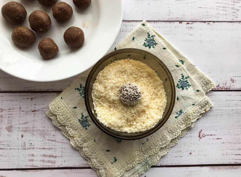 1. Этап. Домашние конфеты за 5 минут: Половину конфет обваляйте в кокосовой стружке.