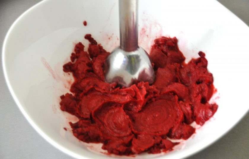 1. Этап. Персик Мельба: Пробейте блендером малину.