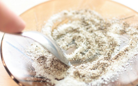 1. Этап. Антрекот из свинины на сковороде: 2. Соединить соль и свежемолотый перец, как следует перемешать. При желании в рецепт приготовления антрекота из свинины на сковороде можно использовать немного острого перца или другие приправы по вкусу.