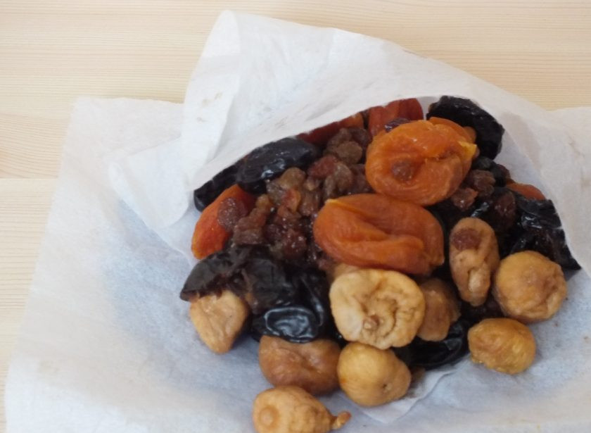 1. Этап. Паста Амосова для иммунитета: Сухофрукты промойте под проточной водой и просушите бумажным полотенцем. Лимон обдайте кипятком. Разрежьте на 4 части и вытащите косточки.