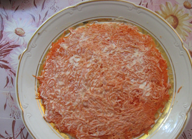 1. Этап. Салат Опушка: 2. Дальше - слой вареной морковки. Солим по вкусу и тоже смажем майонезом.