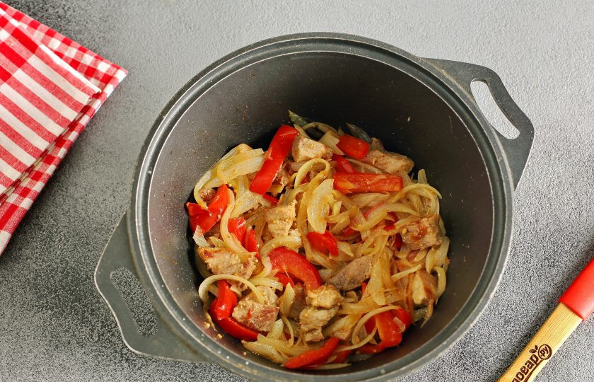 1. Этап. Немецкий гуляш: Периодически помешивая готовьте 7-10 минут.