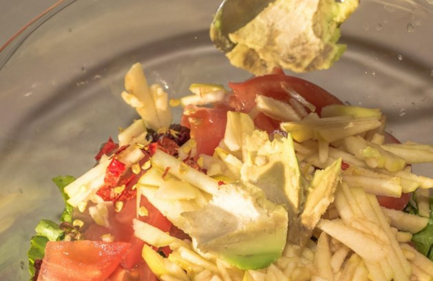 1. Этап. Салат Лолло росса: Все ингредиенты соедините в миске, мякоть авокадо выложите ложкой.