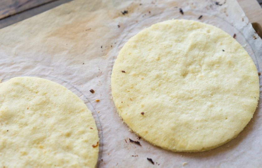 1. Этап. Десерт Птичье молоко: 7. Пока коржи горячие, обрезаем их при помощи любой круглой формы (у меня это обычная тарелка).