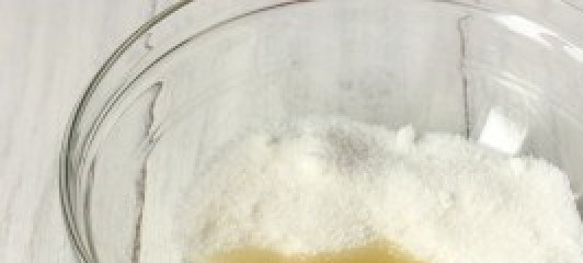 1. Этап. Воздушный пирог в мультиварке: Соединяем яйца и сахар в миске.