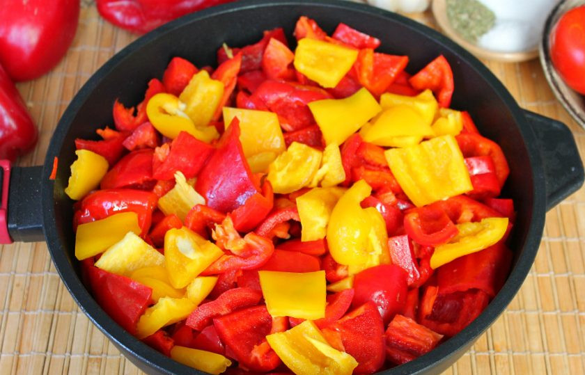 1. Этап. Перец в чесночной заливке: Перец нарезаем крупно и высыпаем в сотейник или сковороду с разогретым подсолнечным маслом. Готовим около 10 минут, периодически перемешивая.