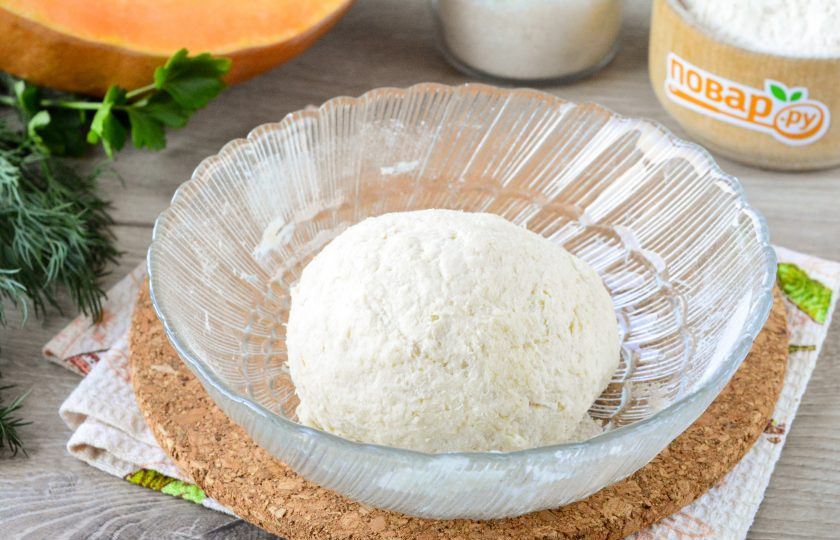 1. Этап. Пирог с тыквой открытый: Замесите тесто, скатайте его в шар. Оставьте отдыхать на 15-20 минут.