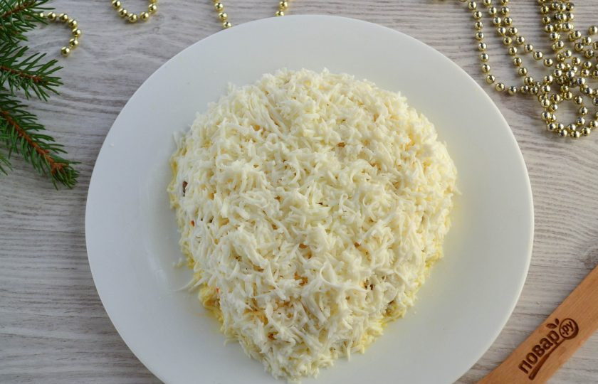1. Этап. Слоеный салат «Мышка» с грибами и сыром: Последним слоем выложите натертые белки.