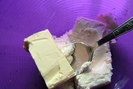 1. Этап. Капкейки на день рождения ребенка: 8. Детские сырки смешиваем с маслом и взбиваем венчиком. Одну часть оставляем белой, а в другую добавляем какао.