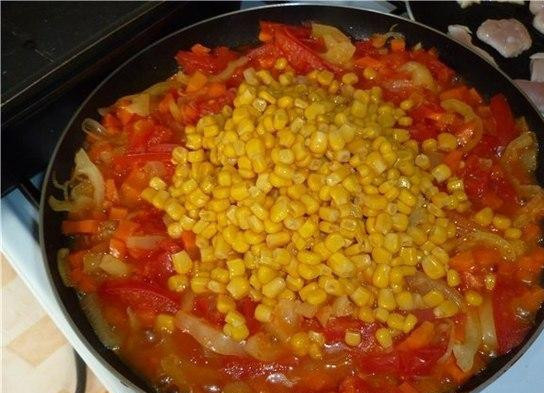 1. Этап. Рагу по-мексикански: Еще минут через 5 добавляем в сковороду кукурузу и продолжаем тушить овощи.