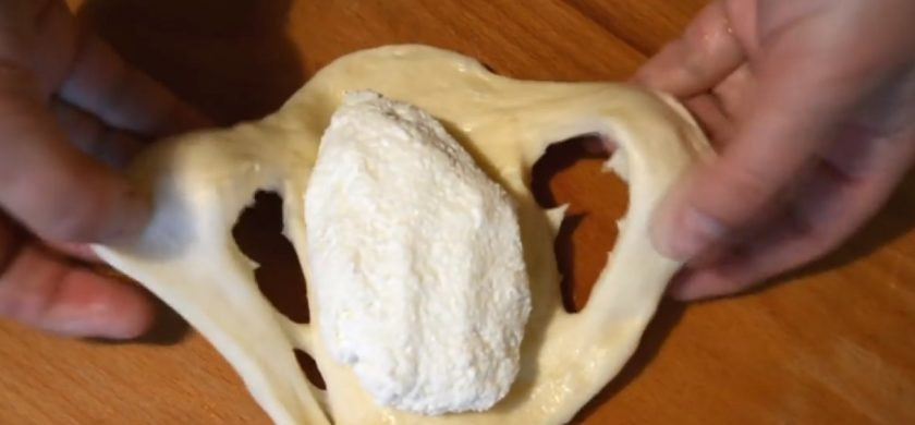 1. Этап. Открытые пирожки с творогом: 5. Сформируйте пирожки: распластайте тесто в круг диаметром 13 см, сделайте два параллельных надреза вдоль противоположных краев, выложите посредине начинку.