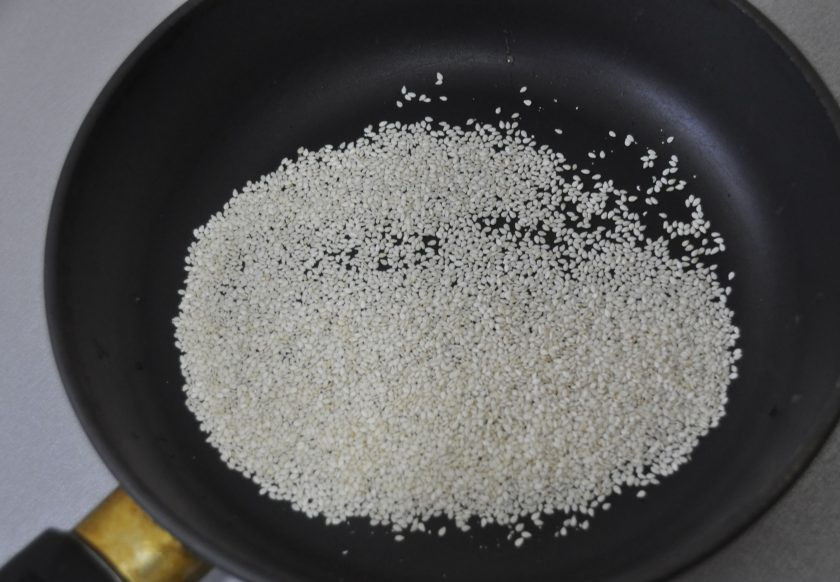 1. Этап. Тайский салат с говядиной и болгарским перцем: На сухой сковороде обжарьте кунжут до золотистого цвета.