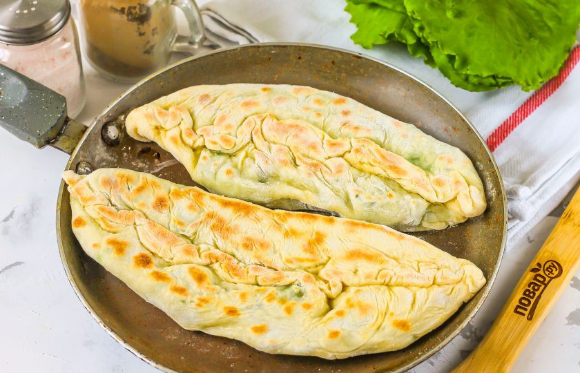 1. Этап. Жингялов хац: Разогрейте сковороду на плите и выложите на нее заготовки, сначала швом вниз и испеките до румяных подпалин на умеренном нагреве примерно 2-3 минуты. Затем переверните и допеките такое же количество времени.