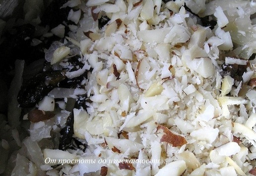 1. Этап. Салат из квашеной капусты с черносливом: Всыпьте нарубленные орехи.