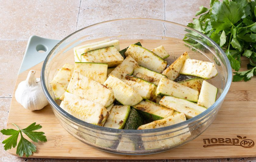 1. Этап. Кабачки с чесноком в духовке: Накройте миску тарелкой, затем хорошенько встряхните, чтобы все специи равномерно распределились по овощам.