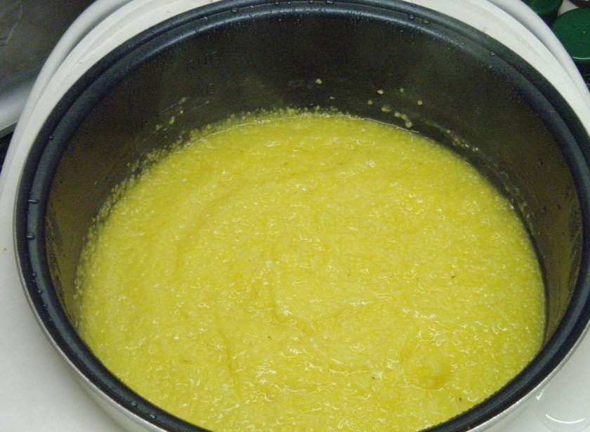 1. Этап. Каша кукурузная на воде: Кукурузная каша на воде готова! В обычные дни такую кашу можно заправить шкварками с жареным луком. Приятного аппетита!