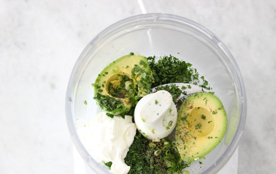 1. Этап. Морепродукты на гриле: 6. Подавать к столу морепродукты на гриле рекомендую с быстрым и простым, но очень удачным соусом. Для его приготовления отправьте в чашу блендера авокадо, сметану, 1-2 зубчика чеснока, зелень, соль и перец. Добавьте немного сока лайма.