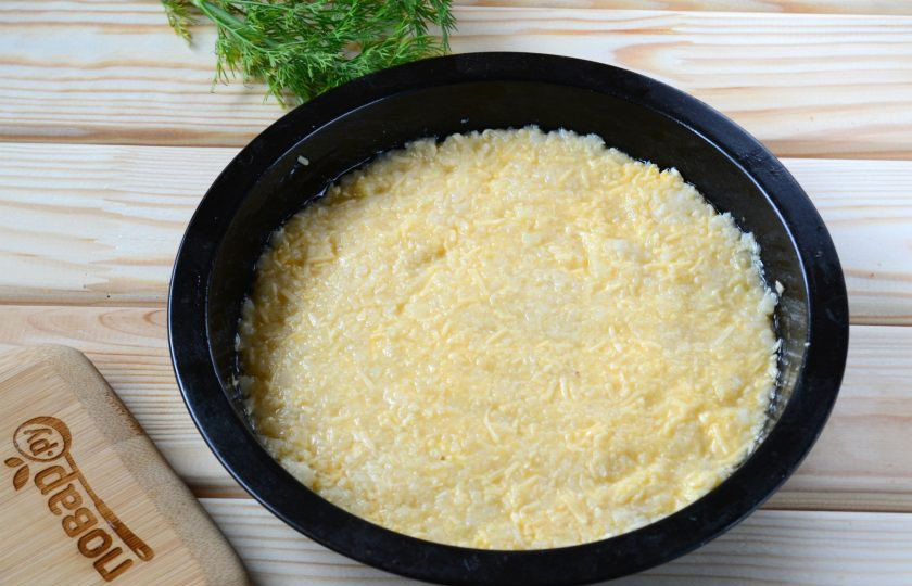 1. Этап. Нежнейшая пицца без муки: Полученную массу переложите в форму для запекания диаметром 20-22 см. Запекайте в духовке 10-15 минут, пока масса не схватится.