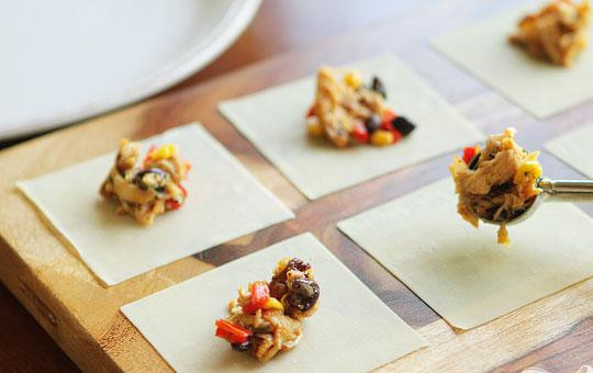 1. Этап. Конвертики с овощной начинкой: 4. Растопить масло канолы или растительное масло в большой сковороде на среднем огне. Между тем, выложить 1 чайную ложку овощной смеси в центр каждого квадрата рисовой бумаги.