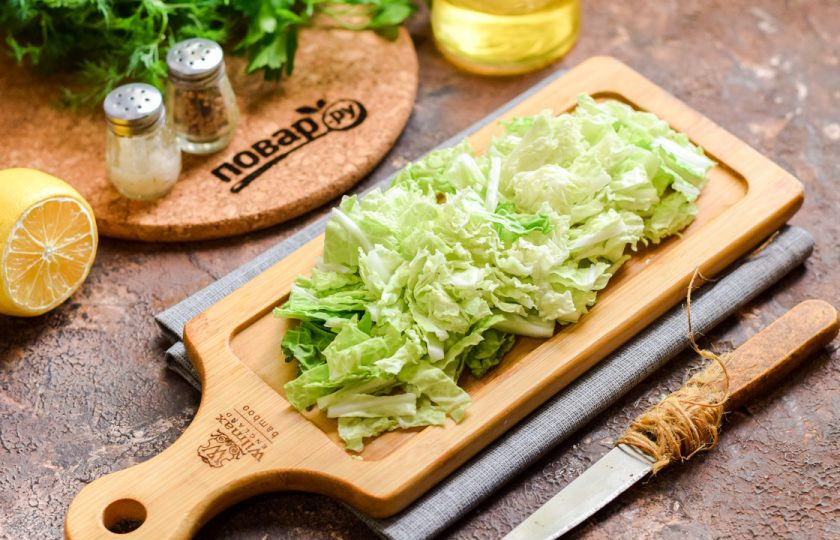 1. Этап. Салат Похудейка с курицей: Нарежьте пекинскую капусту тонкими полосками.