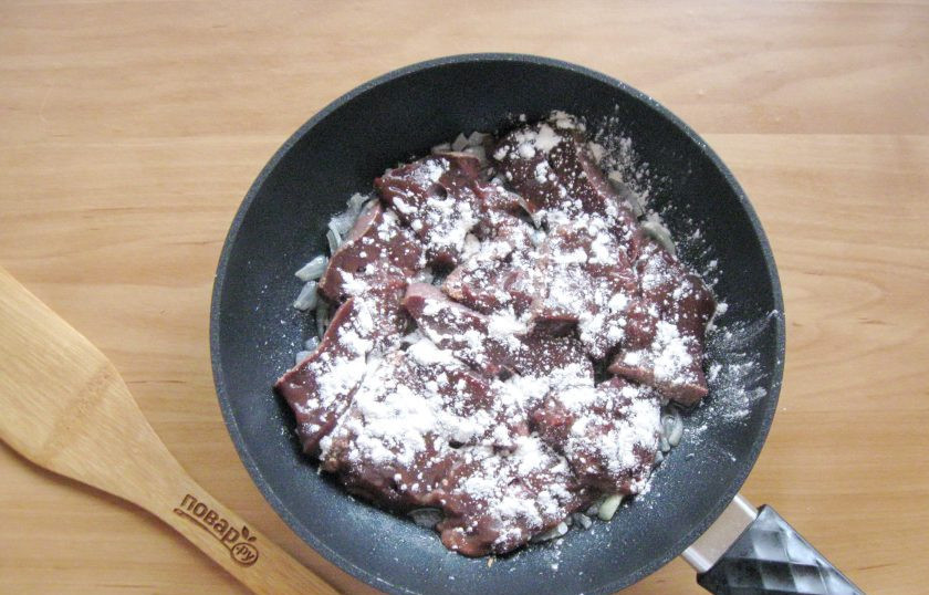1. Этап. Печень по-еврейски: Посолите по вкусу и посыпьте мукой.