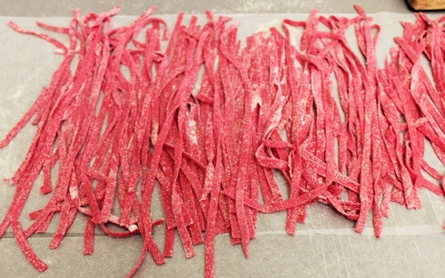 1. Этап. Красные макароны: 7. Нарежьте полосочками. Натуральные красные макароны в домашних условиях готовы. Вкусных вам экспериментов!