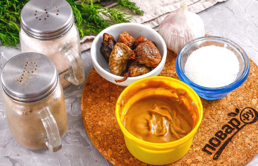 1. Этап. Инжирная горчица: Подготовьте указанные ингредиенты. Можно использовать и свежий инжир, но тогда уменьшите объем жидкости до 4 ст.л.