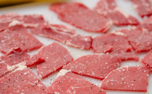 1. Этап. Говядина в апельсиновом соусе: Говядину порежьте очень тонкими ломтиками, посолите и поперчите.