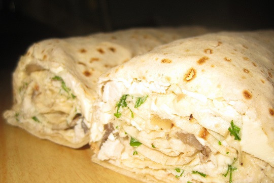 1. Этап. Рулет из лаваша с майонезом: 6. Когда рулет из лаваша с майонезом в домашних условиях готов, аккуратно разверните фольгу и нарежьте его порционными кусочками.