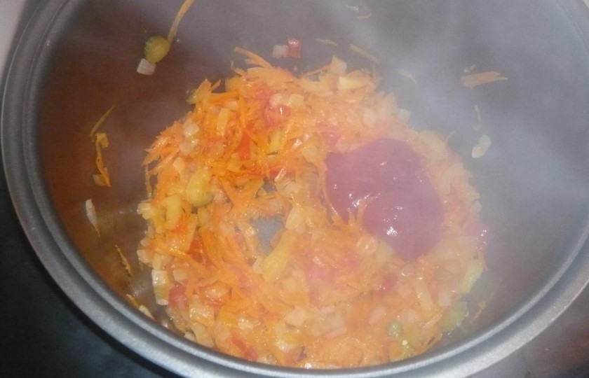 1. Этап. Гуляш со свининой в мультиварке: Тушите овощи минуты 2, затем отправьте к ним томатную пасту, все хорошо перемешайте и тушите еще 7 минут.