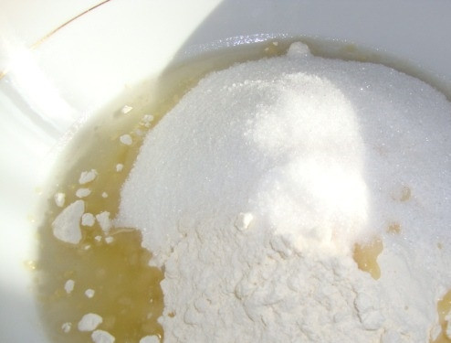 1. Этап. Кругляшки: 1. Прежде всего в миску наливаем растительное масло и насыпаем просеянную муку и сахар.