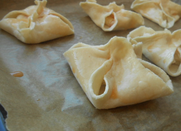 1. Этап. Слоеные конвертики: Намазать взбитым яйцом и перенести на противень,застеленный пекарской бумагой.Выпекать при 180 гр. до готовности.