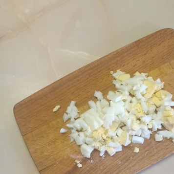 1. Этап. Кулебяка с рисом, луком, яйцами, рыбой: Яйца очистить от скорлупы и покрошить средними кубиками.