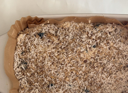 1. Этап. Запечённая овсянка с черникой и творогом: Выложить в форму, застеленную бумагой для выпечки, посыпать орехами ( можно и без орехов). Выпекать при температуре 180* около 25-30 минут.