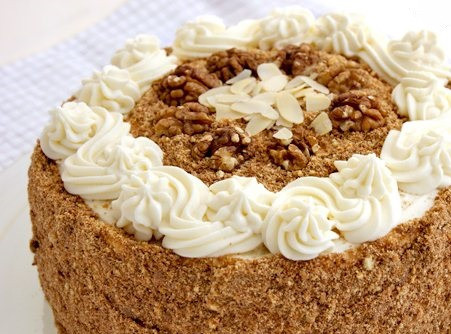 1. Этап. Торт Арлекин: 14. Украсить готовый тортик можно по желанию. Один из наиболее простых вариантов - это измельченная крошка коржа. Использовать можно обрезки (неровности коржей) или один корж.