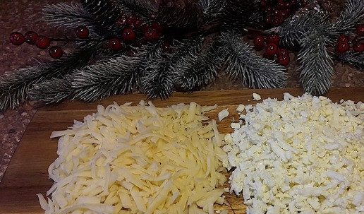 1. Этап. Новогодний салат с ананасами и индейкой: Яйца и сыр натереть на терке