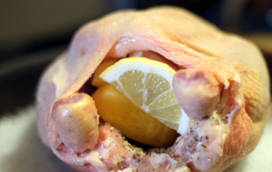 1. Этап. Курица, запеченная в соли: 1. Курицу промойте и хорошенько просушите кухонным или бумажным полотенцем. На противень насыпьте килограмм крупной соли, положите на нее курицу. В курицу вложите разрезанный наполовину лимон, специи.