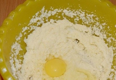 1. Этап. Печенье День и ночь: Взбиваем мягкое, но не растопленное, сливочное масло с сахаром. Добавляем яйцо и опять взбиваем. Затем добавим соду, гашеную уксусом и все хорошо перемешиваем.