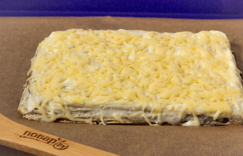 1. Этап. Торт из лаваша с грибами: Поставьте в разогретую до 180 градусов духовку буквально на 10-15 минут, чтобы сыр начал плавиться.