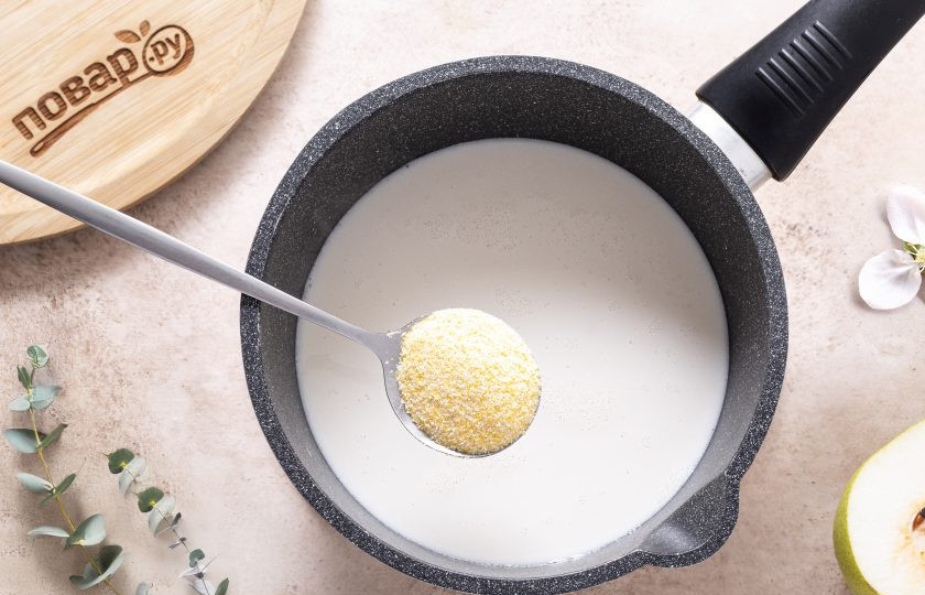 1. Этап. Полента с грушами: Тонкой струйкой добавьте поленту, одновременно помешивая венчиком. Добавьте сахар. Убавьте огонь на минимальный.