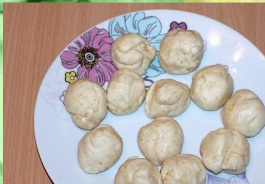 1. Этап. Пирожки с зеленым луком из духовки: 5. Делим его на 16 частей, скатываем в шарики. Из шариков раскатываем лепешку и кладем начинку.