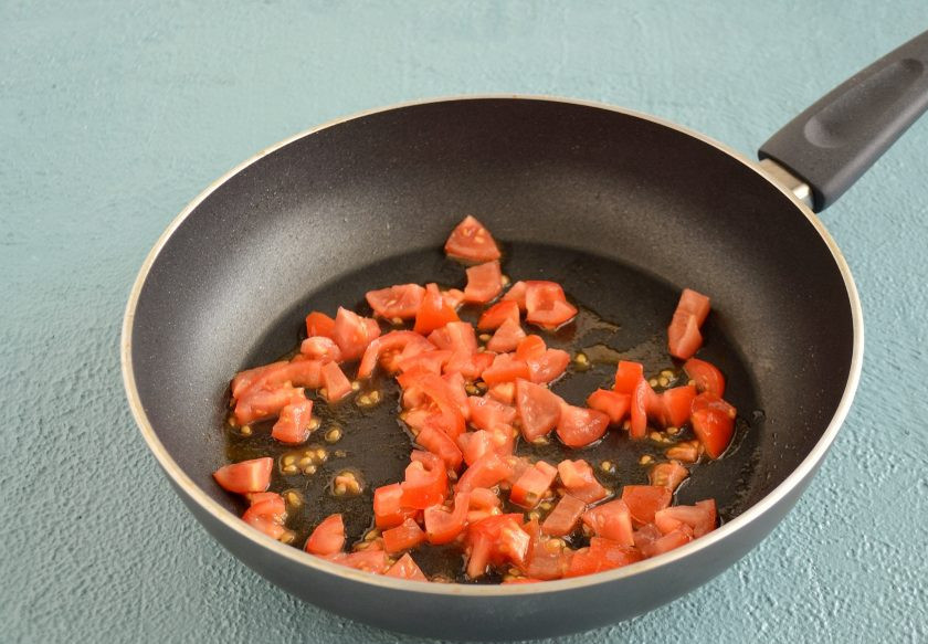 1. Этап. Паста с хумусом: Разогрейте сковороду на среднем огне, обжарьте помидоры до мягкости.