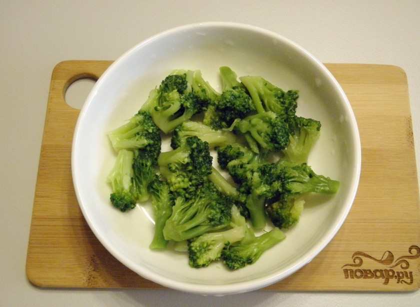 1. Этап. Салат с брокколи и курицей: Капусту отварите в кипящей соленой воде до готовности буквально пару минут. И сразу после кипятка обдайте ледяной водой, это позволит капусте сохранить цвет.