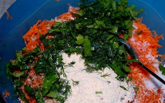 1. Этап. Морковные крокеты: Затем к морковке добавить гороховую муку со специями и рубленную зелень.