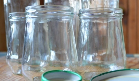 1. Этап. Ткемали: Затем варите соус ещё 5 минут. В горячем виде разлейте его по чистым банкам. Закройте их крышками.