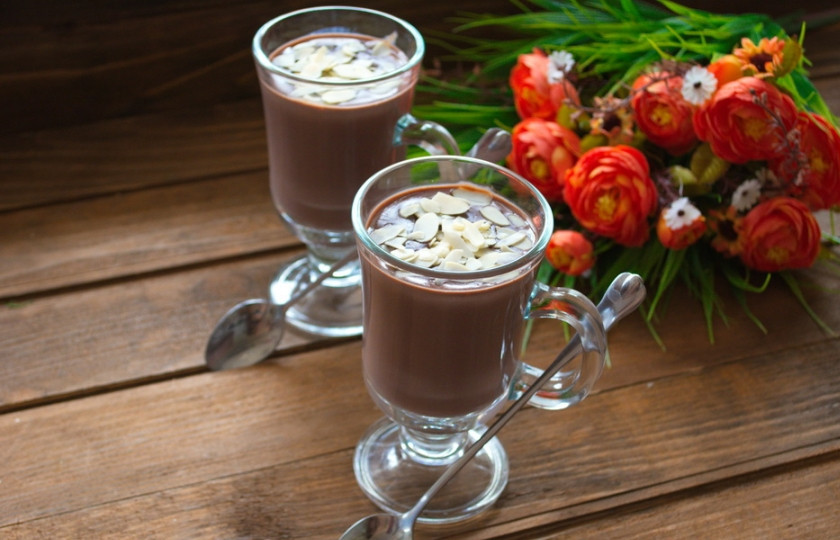 1. Этап. Горячий шоколад из Киндера: Влейте горячий шоколад и посыпьте его лепестками. Подайте сразу к столу.