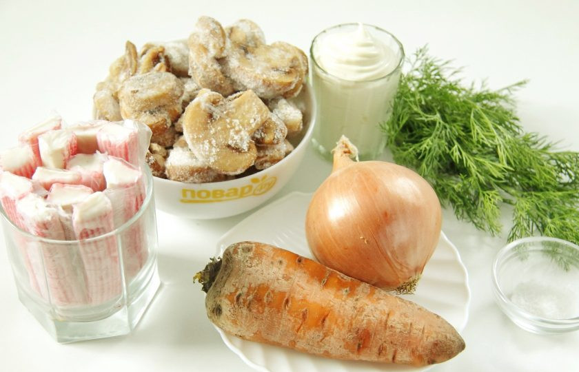 1. Этап. Салат с грибами и крабовыми палочками: 1. Подготовьте все ингредиенты. Морковь заранее отварите и дайте остыть.