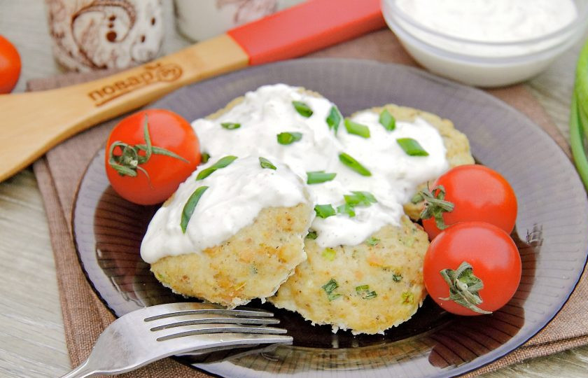 1. Этап. Рыбные оладьи: Рыбные оладьи готовы. Полейте их соусом и подавайте к столу. Приятного аппетита!