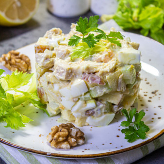 Салат из куриной грудки и сельдерея