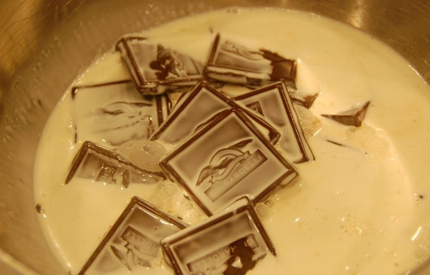 1. Этап. Очень шоколадный торт: 1. В миску выложите шоколад. В микроволновой печи нагрейте жирные сливки и влейте их в миску к шоколаду.